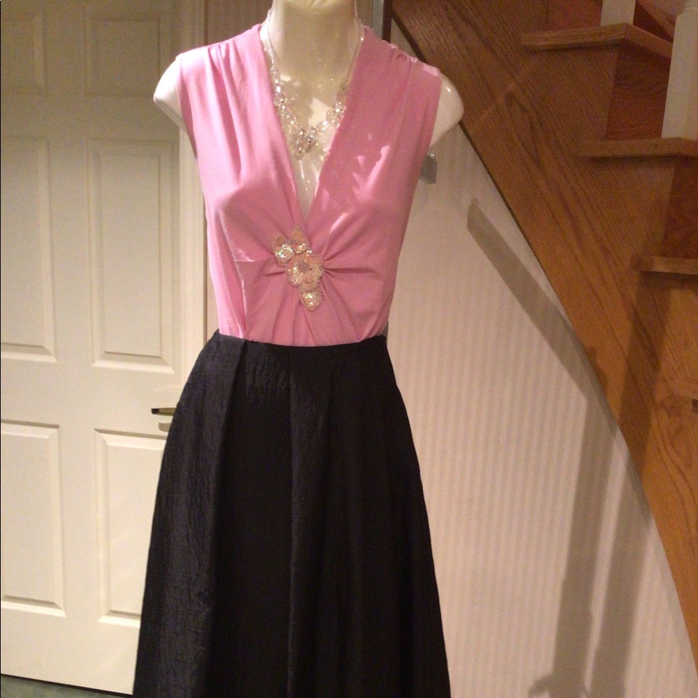 NWOT Hidden side pockets Black lined large pleated taffeta like skirt - Picture 3 of 9